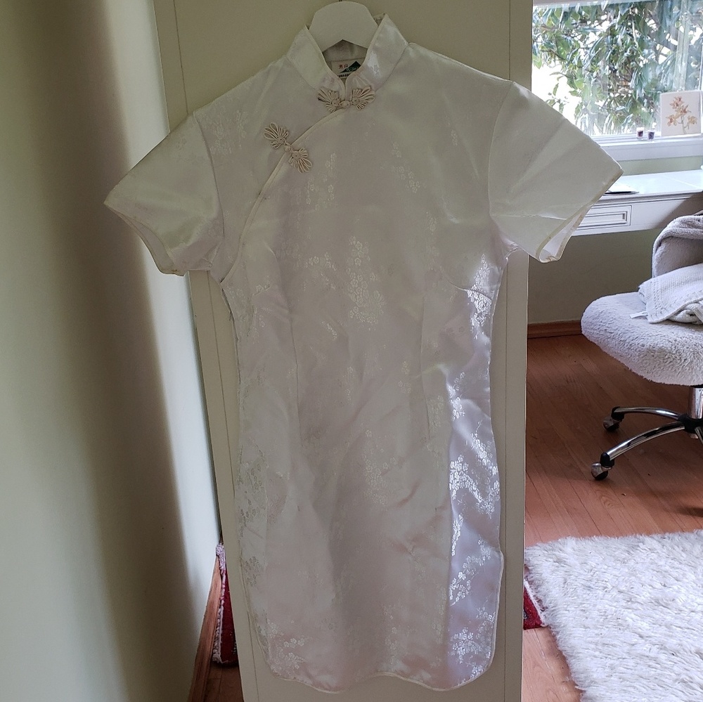 White traditional Chinese dress qipao